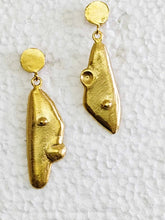 Boucles d'oreilles asymétriques faites main dorée I Faces